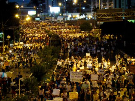 Les résident-e-s de Natal occupent les rues pour revendiquer des droits le jeudi 20 juin. PHOTO: Isaac Ribeiro.