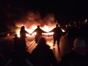 Les résistant-e-s d'Elsipogtog mettent le feu à l'autoroute 11 et dansent autour