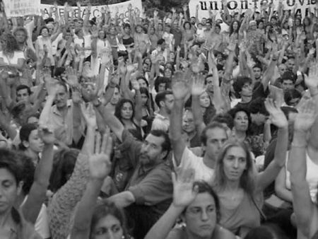 The "interbarrial" assembly in Parque Centenario, Buenos Aires. Photo: Copyleft 2002 SchNews.co.uk 