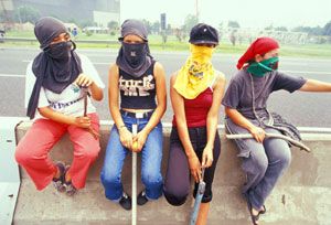 Young women at a highway blockade near Buenos Aires. photo: Indymedia Argentina