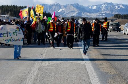 Des manifestant-e-s de Morley en Alberta bloquent l’Autouroute trans-canadienne.