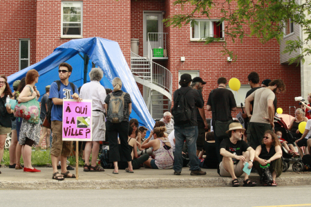 More than 100 people took part in an occupation of a vacant lot in Montreal's southwest, demanding the city put aside more land for social housing. PHOTO: Arij Riahi.