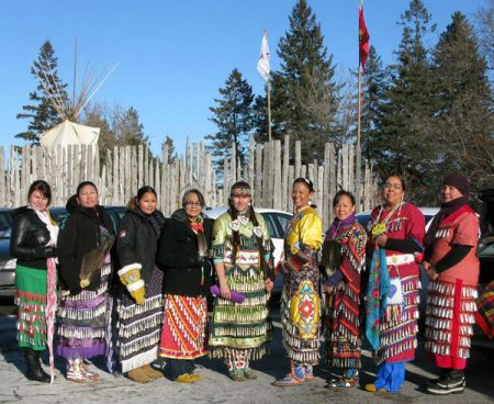 Des fonds ont été récoltés afin d’aider 3 danseurs et chanteurs traditionaux de Whitefish Bay (là où la Jingle Dance, une danse curative est originaire) à se rendre à l’Île Victoria pour honorer la Chef Spence. Près de 30 femmes venant de différentes communautés ont participé à l’événement.