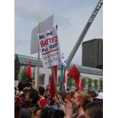 Red Sweeps Montreal Once Again: More than 250,000 out against tuition fee hikes and emergency laws