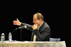 Hervé Kempf répond aux questions du public lors de sa conférence du 18 avril à l'UQÀM autour de son dernier ouvrage Fin de l'Occident, naissance du monde (Photo : Simon Van Vliet)